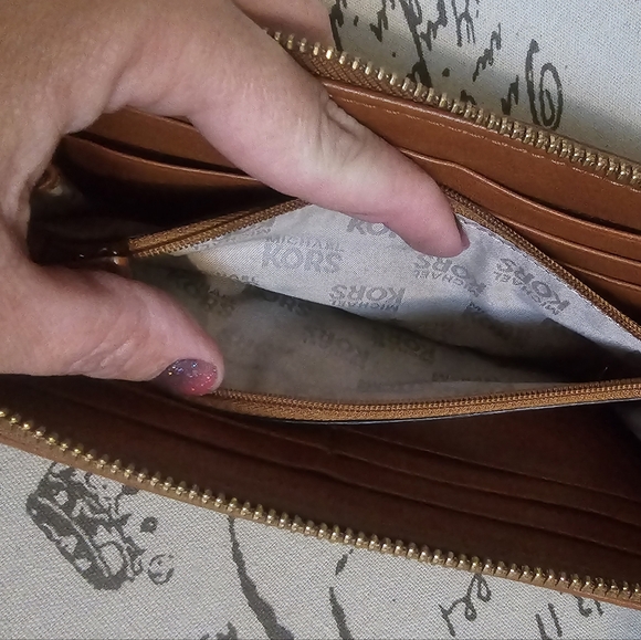 MICHAEL KORS Large Zip Around Wallet GUC - Picture 10 of 15